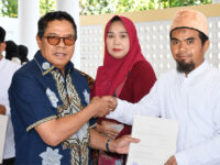 Bupati Lotim Serahkan SHM